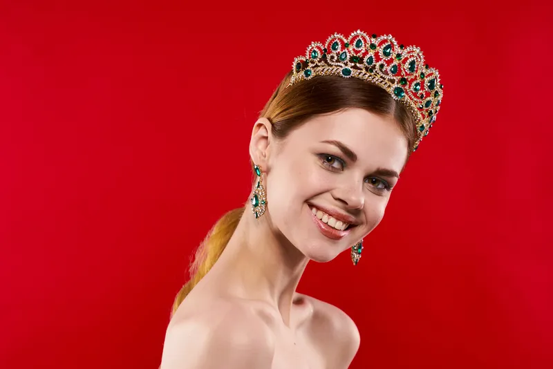 Красивая женщина, роскошь, обнаженные плечи, косметика, мода, веселье, студийная модель