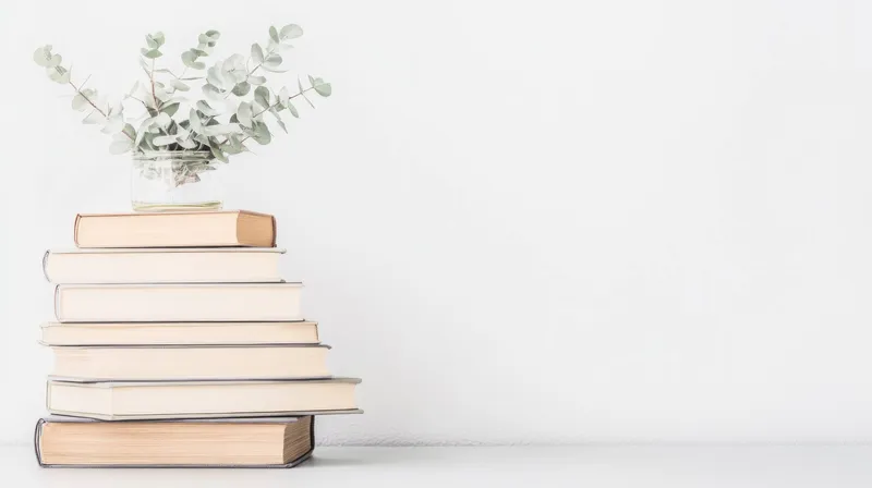 Безмятежная композиция из аккуратно сложенных чистых книг, украшенная изящной вазой с листьями эвкалипта, идеально подходит для минималистичного декора и уютных интерьеров, вызывающих ощущение…