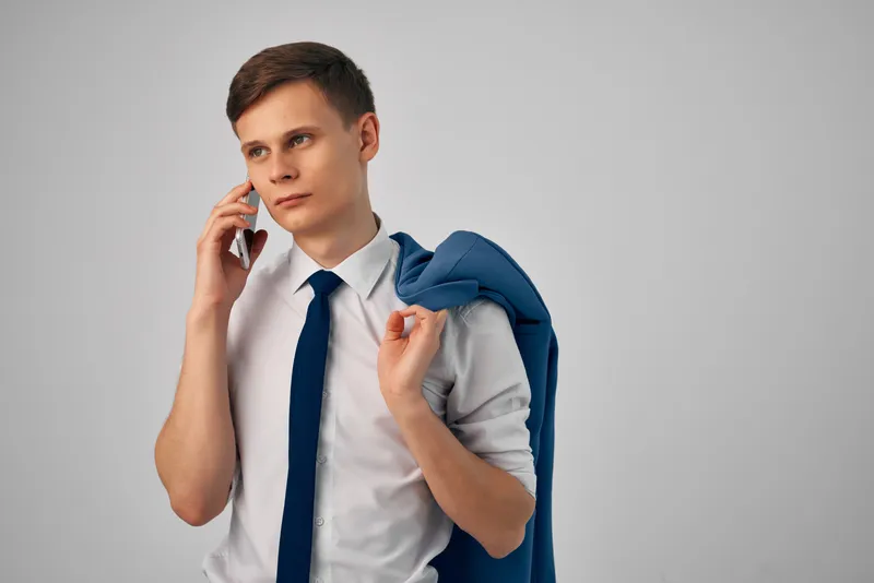Деловой мужчина в костюме, пиджак на плече, общение, финансы, официальный стиль