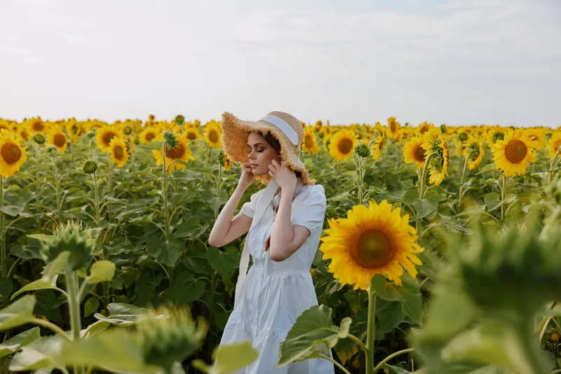 Женщина в шляпе в поле подсолнухов, пейзаж, природа, солнце, отдых