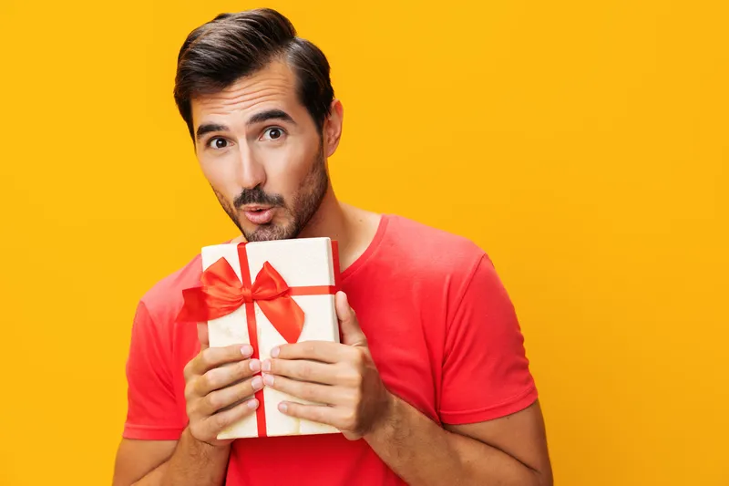 Вечеринка, мужчина, пространство, день рождения, распродажа, парень, мужчина, коробка, праздник, держит, подарок, празднует, рождество, счастливый, студия, сюрприз, дарит, копия, коробка, подарок…