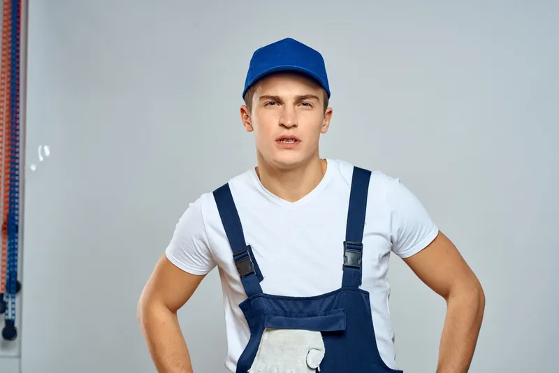 Рабочий мужчина в униформе, сервис, стиль жизни, служба доставки, светлый фон
