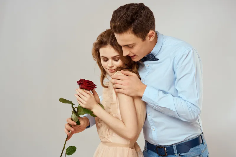 Влюблённые мужчина и женщина обнимаются