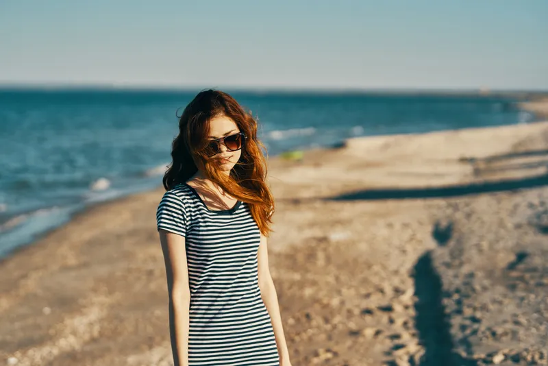 Женщина на фоне горного пейзажа, солнца и моря