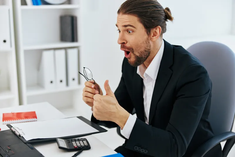 Бизнесмен, документы, работа, офисный ноутбук, руководитель