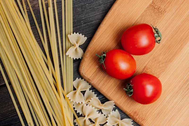 Тарелка с пастой, итальянская кухня, приготовление с помидорами черри