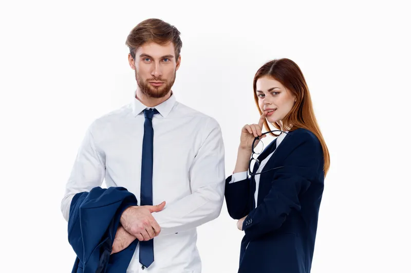 Мужчина и женщина общаются на работе, коллеги в финансовом офисе
