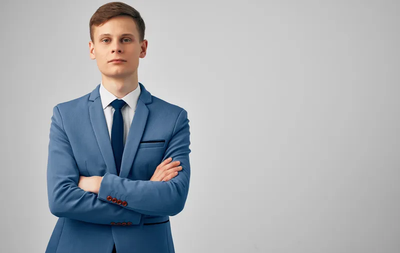 Мужчина в синем пиджаке и галстуке, менеджер, официальный стиль, профессиональный серый фон
