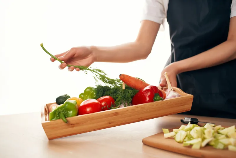 Нарезка свежих овощей на кухне, здоровая пища