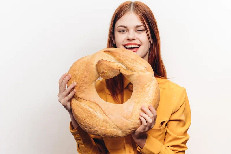 Женщина с буханкой хлеба, мучное изделие, голод, калории, диета