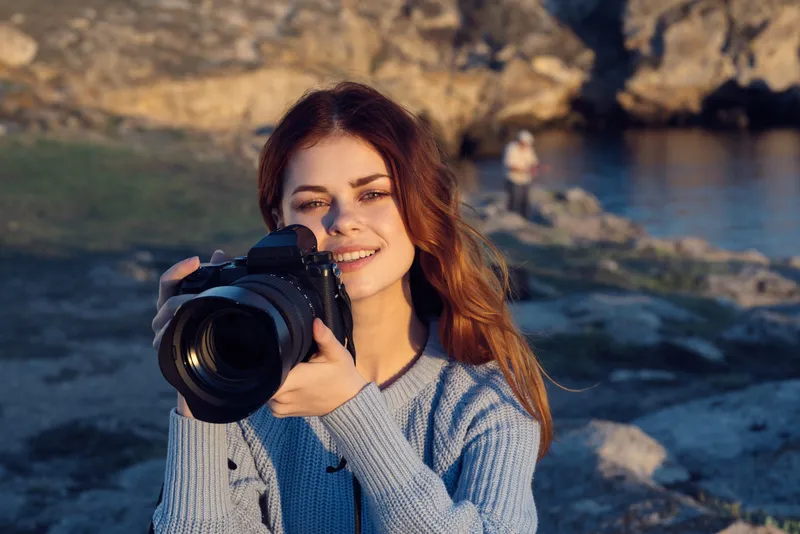 Женщина-фотограф на открытом воздухе в скалистых горах, пейзаж, отпуск, природа