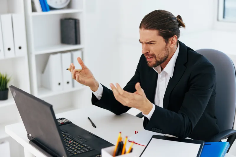 Деловые люди работают в офисе с синей папкой для документов