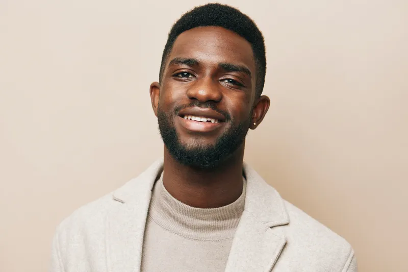 Портрет мужчины на бежевом фоне