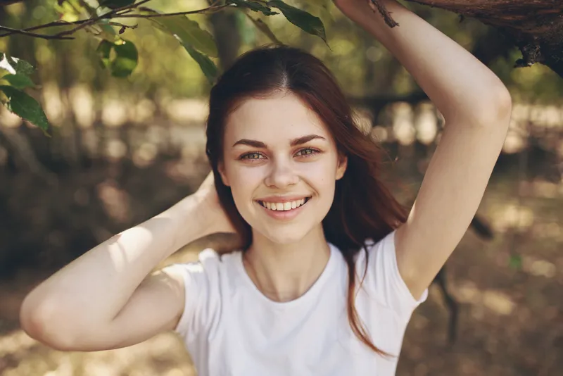 Женщина отдыхает в сельском пейзаже