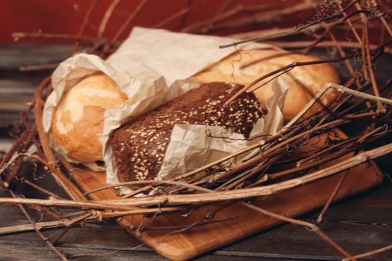 Выпечка буханки хлеба: мука и продукт в гнезде на деревянном столе