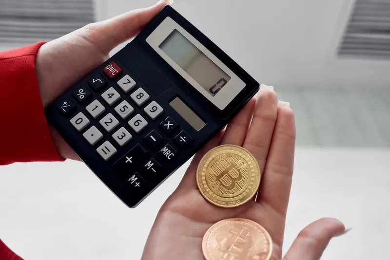 Калькулятор криптовалюты Bitcoin в руках, финансовые инвестиции