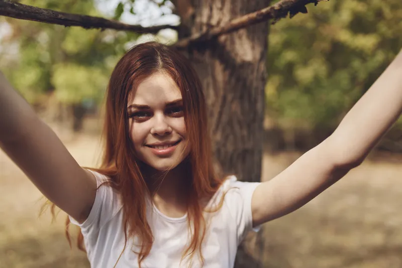 Красивая женщина гуляет по полю