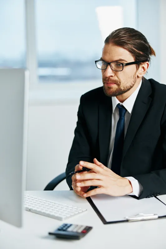 Офисный работник, официальное лицо, работает за компьютером