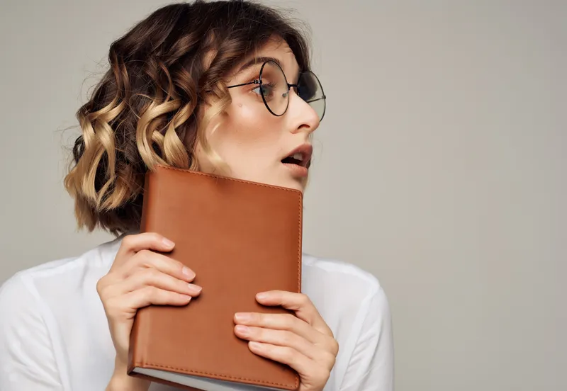 Женщина в очках с книгой в руках, официальная профессиональная работа