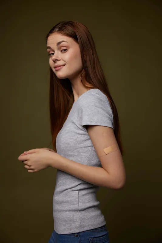 Красивая женщина с вакцинацией, иммунной защитой и паспортом COVID-19