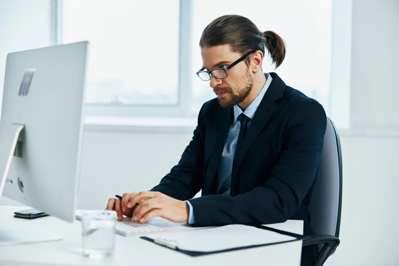 Офисный работник, должностное лицо, работает за компьютером