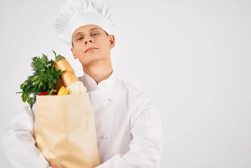 Повар с упаковкой свежей еды, доставка, работа на кухне, профессионал
