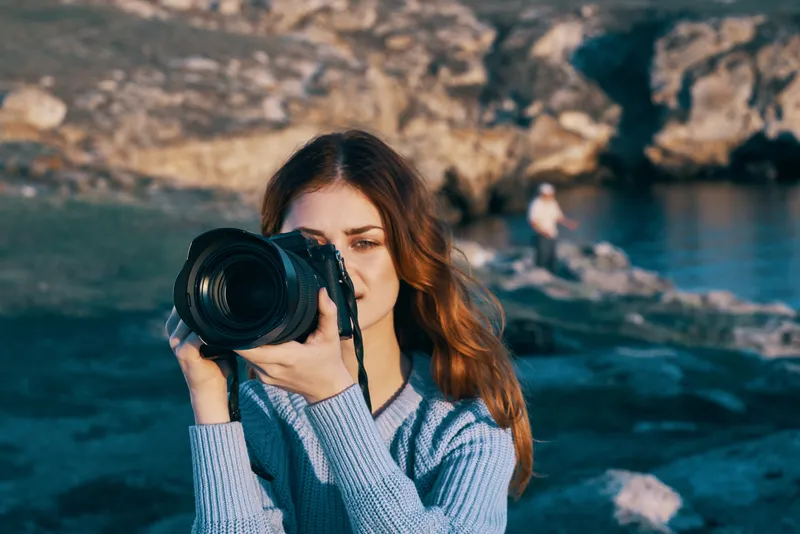 Женщина-туристка, профессиональный фотограф, пейзаж, скалистые горы, природа