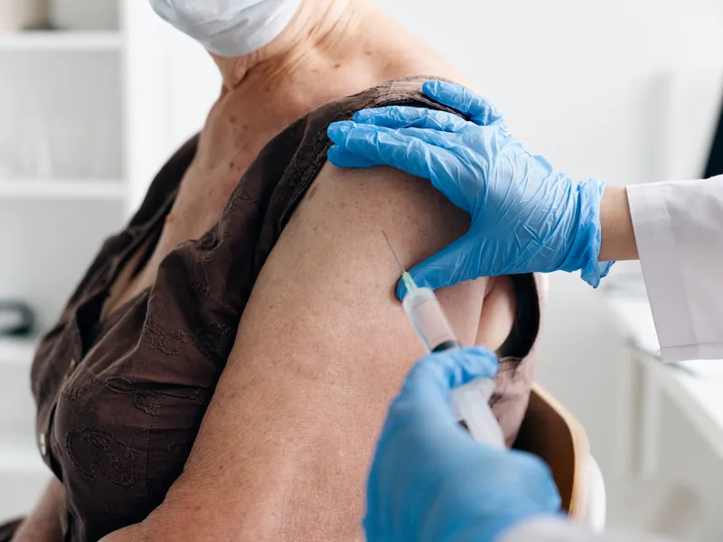 Пожилая женщина-пациентка получает укол в плечо, вакцина, паспорт вакцинации, медицина COVID-19