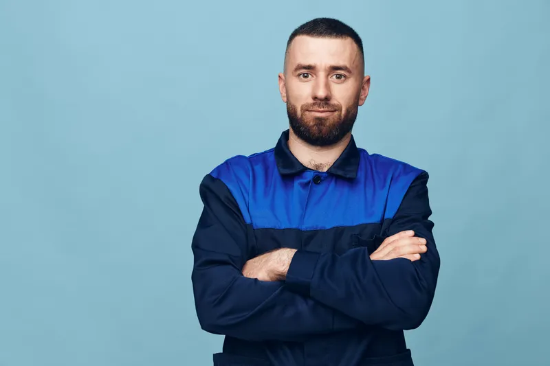 Мужчина, стоящий с уверенным и привлекательным видом на фоне