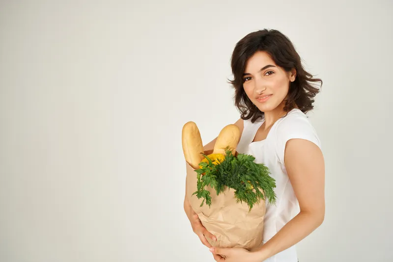 Женщина с пакетом продуктов из супермаркета, служба доставки