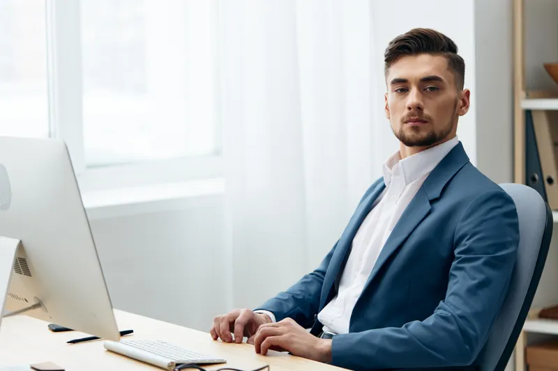 Бизнесмены сидят за компьютером, работают