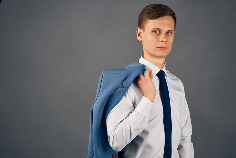 Бизнесмен в рубашке с галстуком и пиджаке, офисный менеджер