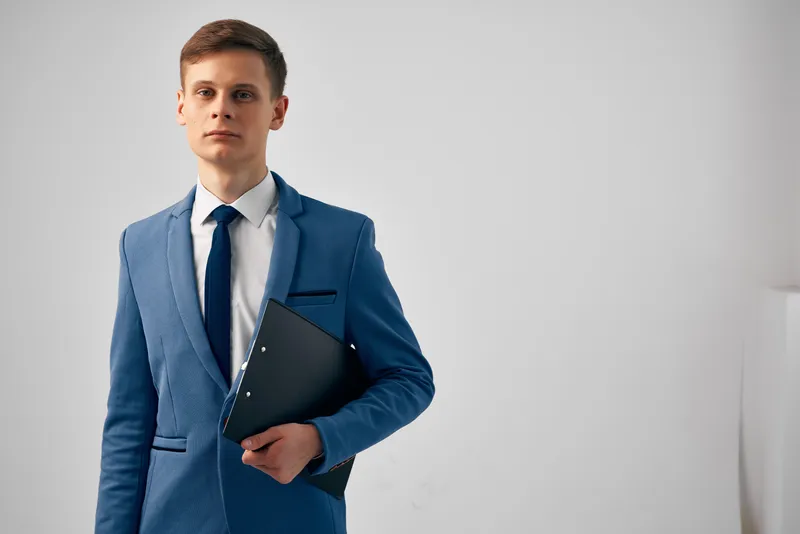 Бизнесмен с документами в офисе, профессиональная работа на светлом фоне