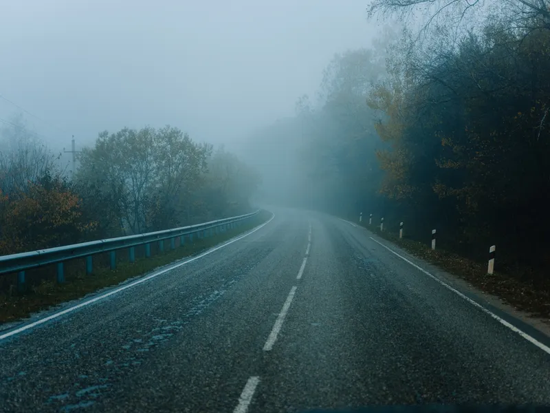 Дорога в тумане, осенняя природа, путешествие, поездка, пейзаж