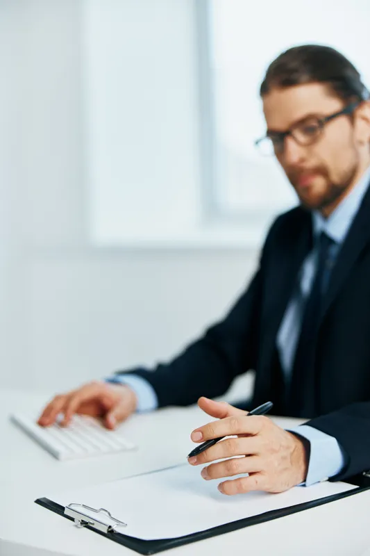 Офисный менеджер работает с официальными документами