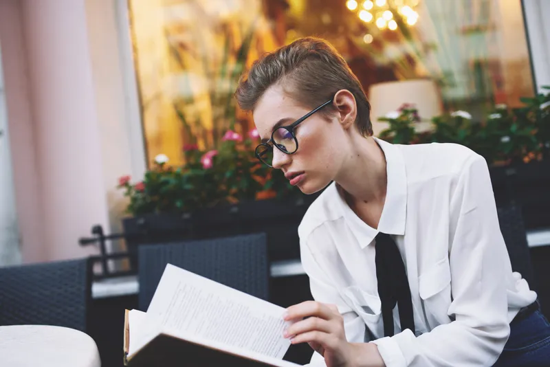 Девушка на улице с книгой в руках