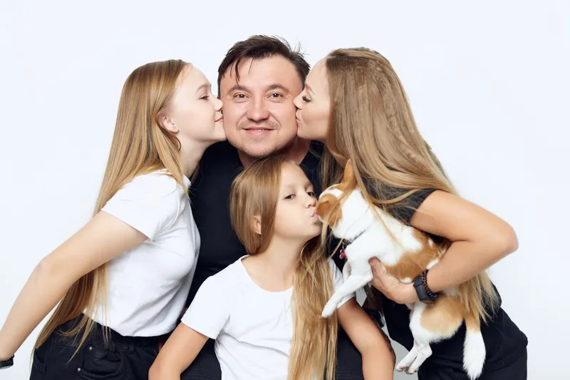 Семейная фотография: любовь, дружба, радость, собака в студии