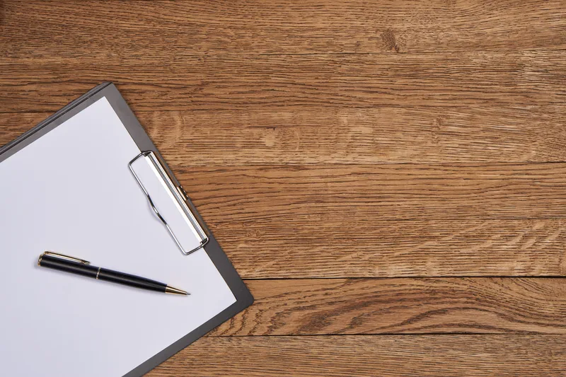 Блокнот с ручкой, канцелярские принадлежности на бежевом фоне