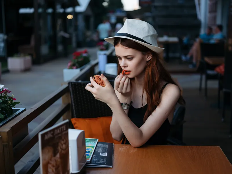 Женщина на улице, летнее кафе, отдых, завтрак