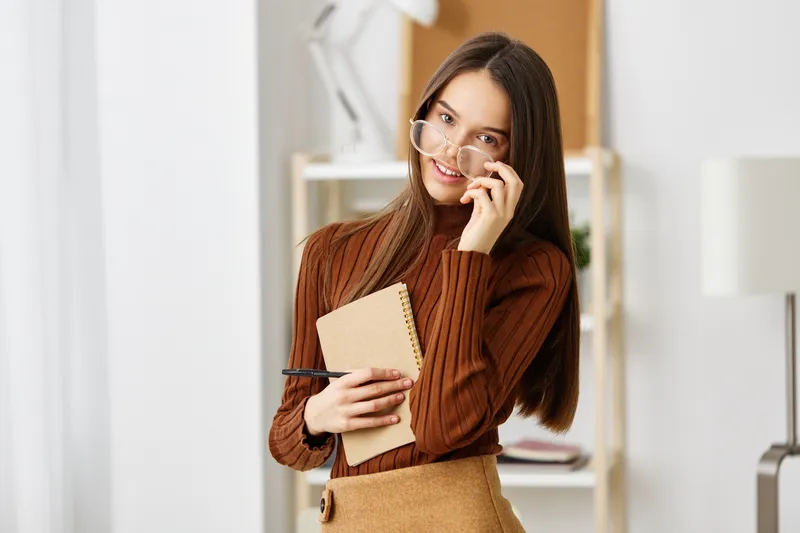 Подросток-школьница сидит за партой и готовится к экзамену