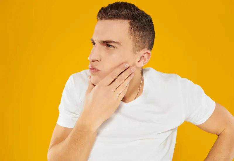 Мужчина с задумчивым выражением лица, недовольством и подозрительным взглядом