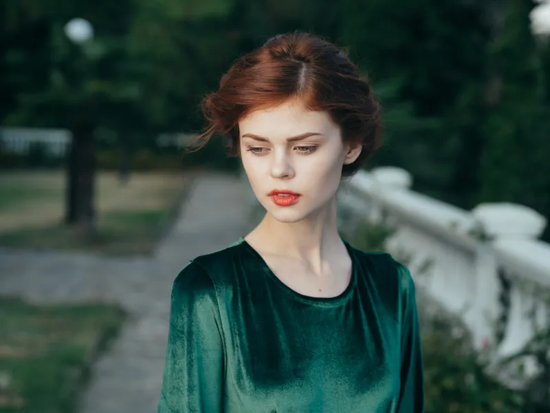 Красивая женщина в зеленом платье, косметика, гламур, свадьба, романтика на фоне воды