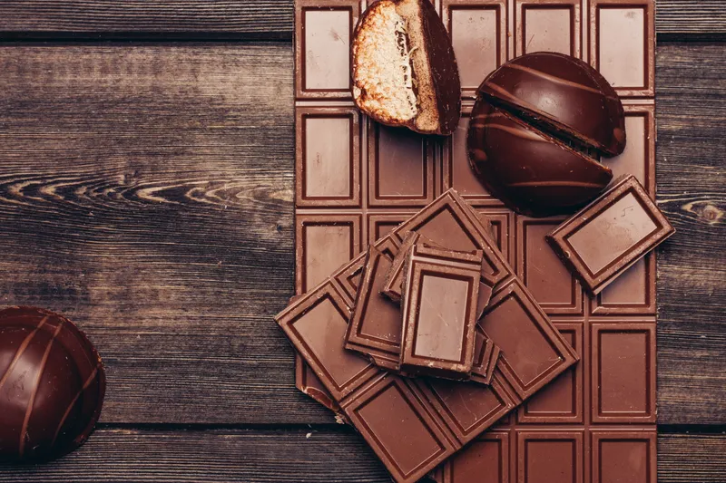 Шоколадные сладости, полезная диетическая еда, какао, лакомство на деревянном столе