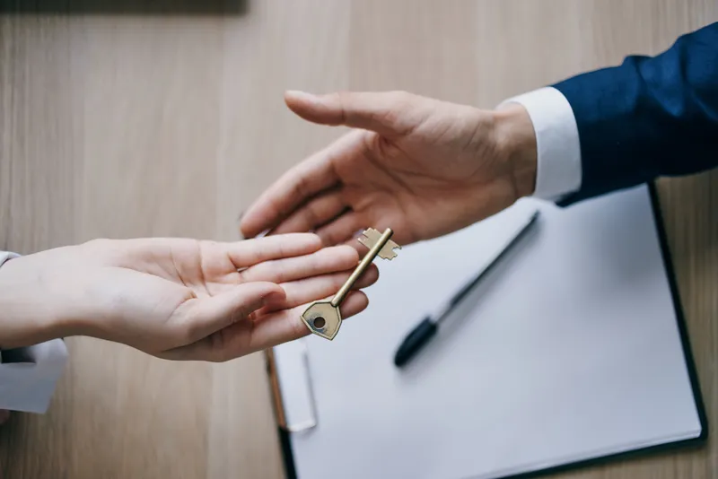 Ключ в руках при заключении договора о продаже квартиры в агентстве
