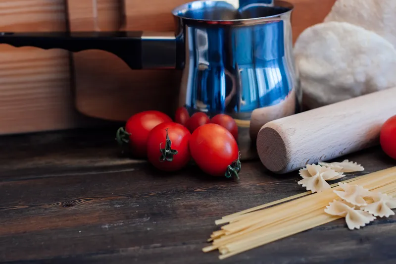 Итальянская паста, кухня, приготовление, деревянный стол, ингредиенты
