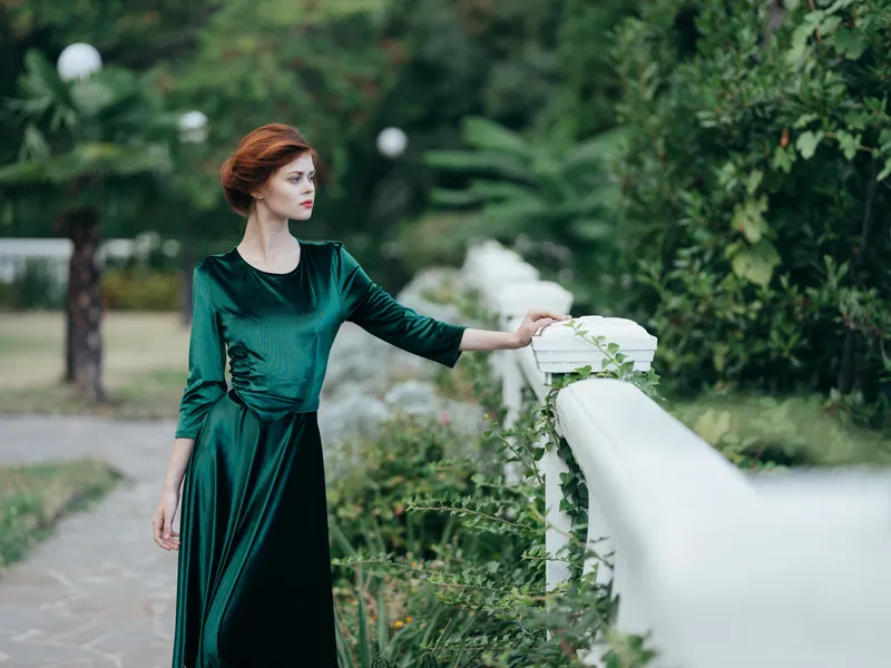Красивая женщина, архитектура, зеленые листья, прогулка, роскошь, модель