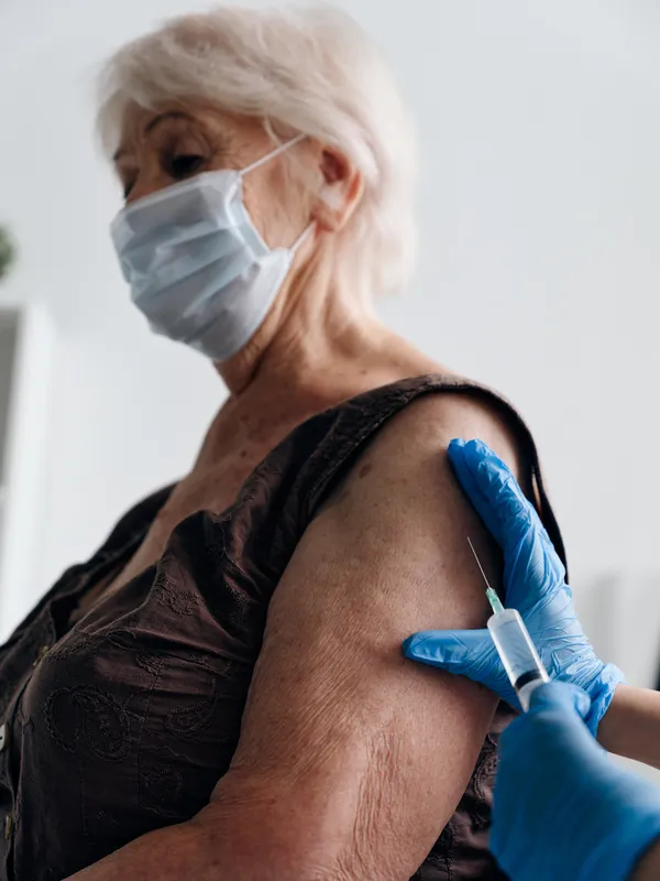 Пожилая женщина в медицинской маске, вакцинация, безопасная иммунизация