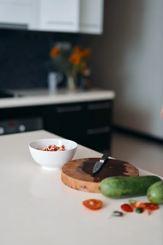 Свежий и полезный завтрак: вкусный домашний бутерброд с авокадо на деревянной разделочной доске, приготовленный на современной кухне с зелёными овощами и свеженарезанным сыром, идеально…