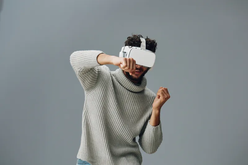 Женщина в очках использует VR-шлем