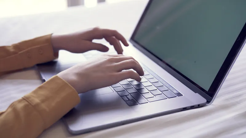 Руки печатают на ноутбуке, работа на дому с использованием интернет-технологий